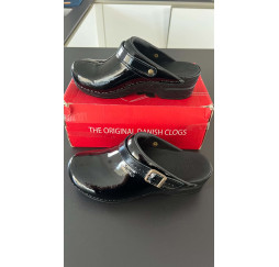 sabot sanita noir brillant avec une sangle 39 fin de stock